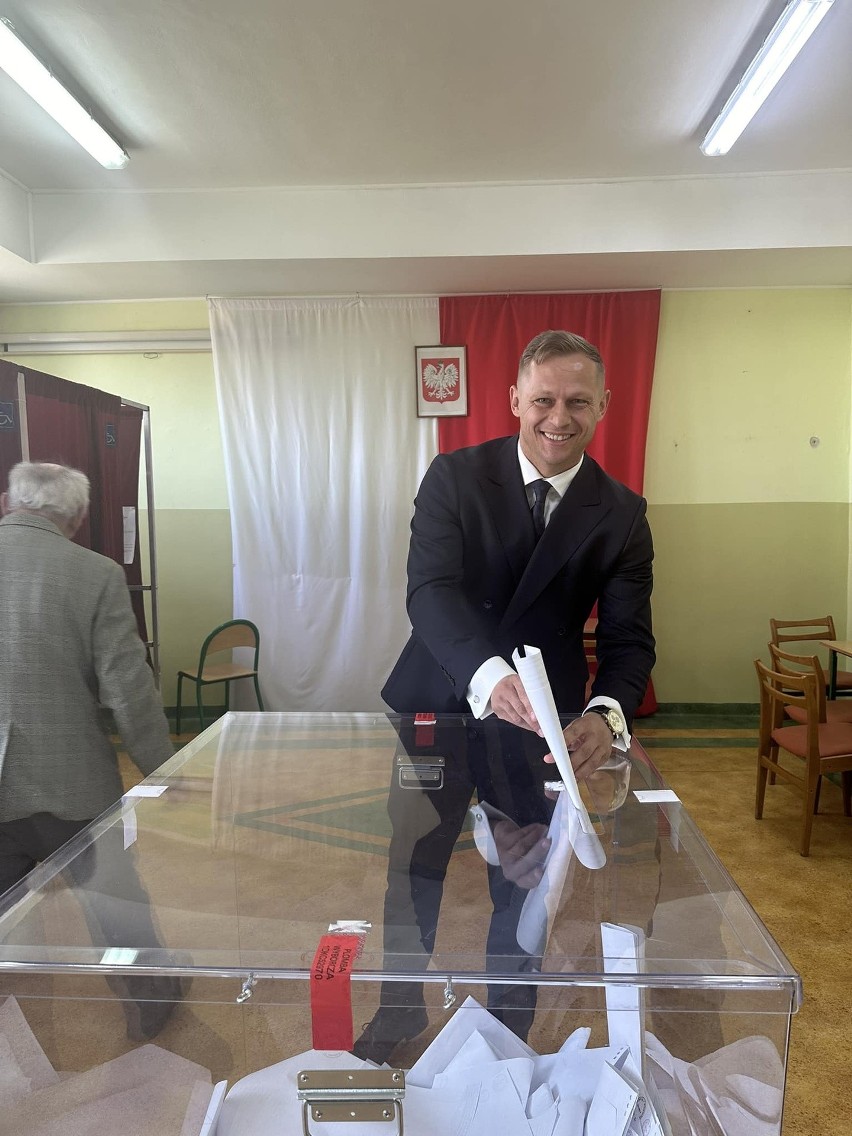 Głosuje Tomasz Puchrowicz, kandydat na burmistrza...