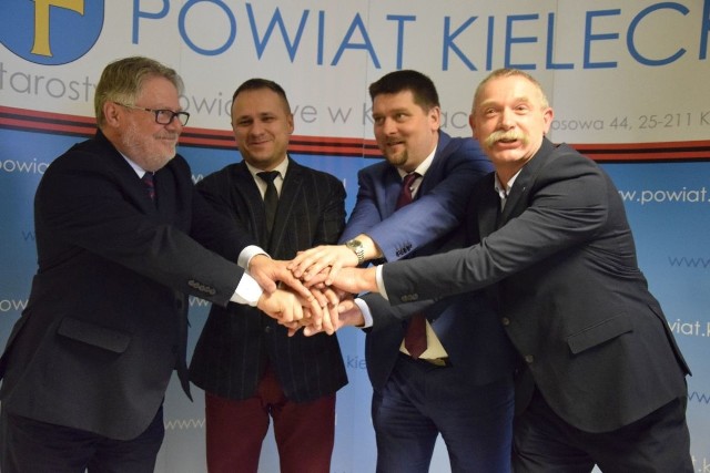 Od lewej: Wójt gminy Łączna Romuald Kowaliński, wicestarosta skarżyski Artur Berus, starosta kielecki Michał Godowski i wójt gminy Masłów, Tomasz Lato.