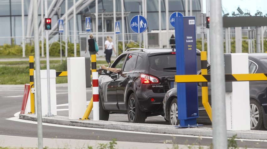 Pierwszy dzień płatnego parkingu na lotnisku Rzeszów -...