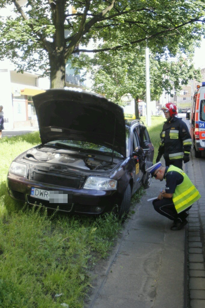 Wypadek na Piłsudskiego. Taksówką chciał zawrócić. Wjechał pod tramwaj (ZDJĘCIA)