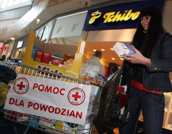 Aleksandra Haznar, wolontariuszka PCK porządkuje dary dla powodzian.