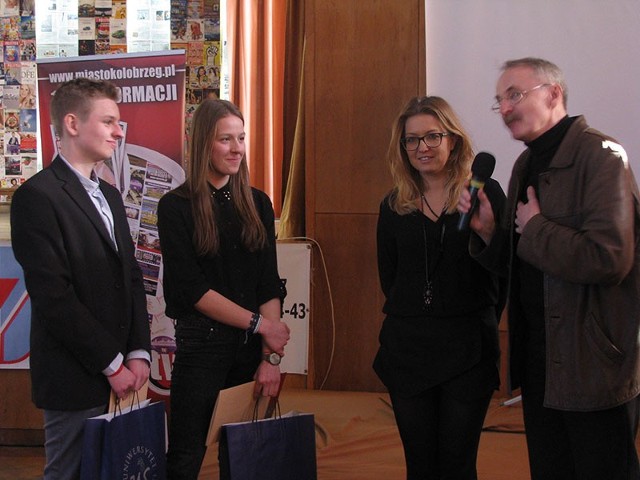 Andżelika Rzepecka i Kacper Pajor (z lewej) odbierają gratulacje od Kingi Burzyńskiej i Mirosława Salskiego.