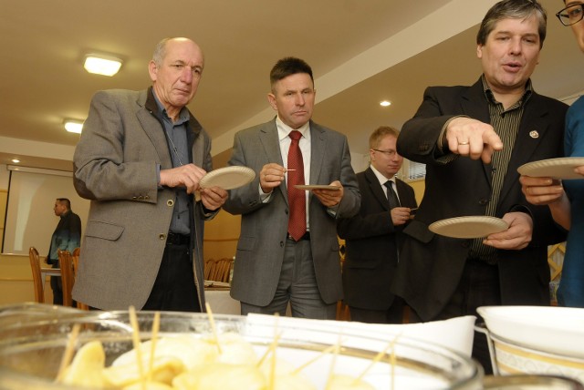 Kapituła Nasze Dobre 2012 "bada" walory pierogów mrożonych z serem z firmy ROKA w Kcyni