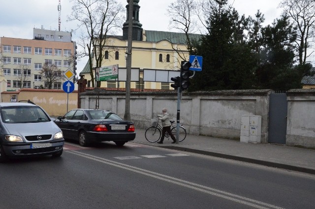 Niebezpieczne przejście dla pieszych czeka na podłączenie sygnalizatorów.