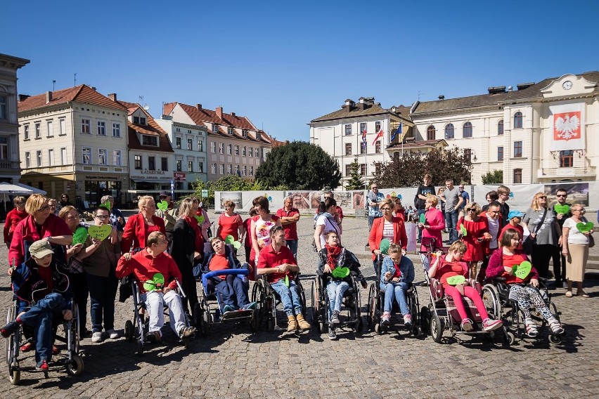 Opiekunowie i rodzice osób niepełnosprawnych protestowali w...