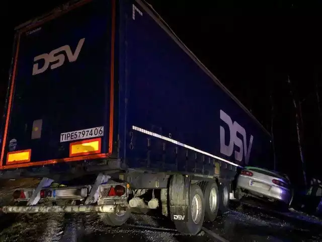 Do późnej nocy we wtorek, 15 stycznia, trwało usuwanie samochodów uczestniczących w wypadku na trasie Sulechów-Kargowa. Droga jest już przejezdna. – Zadanie było trudne. Trzeba było usunąć dwie ciężarówki i dwa auta osobowe na śliskiej drodze – mówi Marek Dziubałka z pomocy drogowej Maxmar. Samochody zostały usunięte późno nocą we wtorek, 15 stycznia. Do wypadku doszło w poniedziałek, 14 stycznia, około godz. 16.30. Zderzyły się cztery samochody – dwa auta osobowe oraz dwie ciężarówki. Karetka pogotowia ratunkowego zabrała do szpitala jedną ranną osobę.Przeczytaj też:  WYPADEK KOŁO SULECHOWA. ZDERZYŁY SIĘ DWIE CIĘŻARÓWKI I DWA SAMOCHODY OSOBOWE [ZDJĘCIA]Zobacz też wideo: W Kostrzynie i Dąbroszynie antyterroryści zatrzymali cztery osoby uprawiające i handlujące marihuaną.