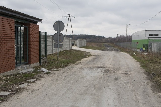 Obecnie tuż za siedzibą Powiatowej Straży Pożarnej w Pińczowie ulica Przemysłowa praktycznie się kończy. Po remoncie ma ona ciągnąć się dalej i biegnąc wzdłuż starego torowiska łączyć się w drugim miejscu z ulicą Nowowiejską.