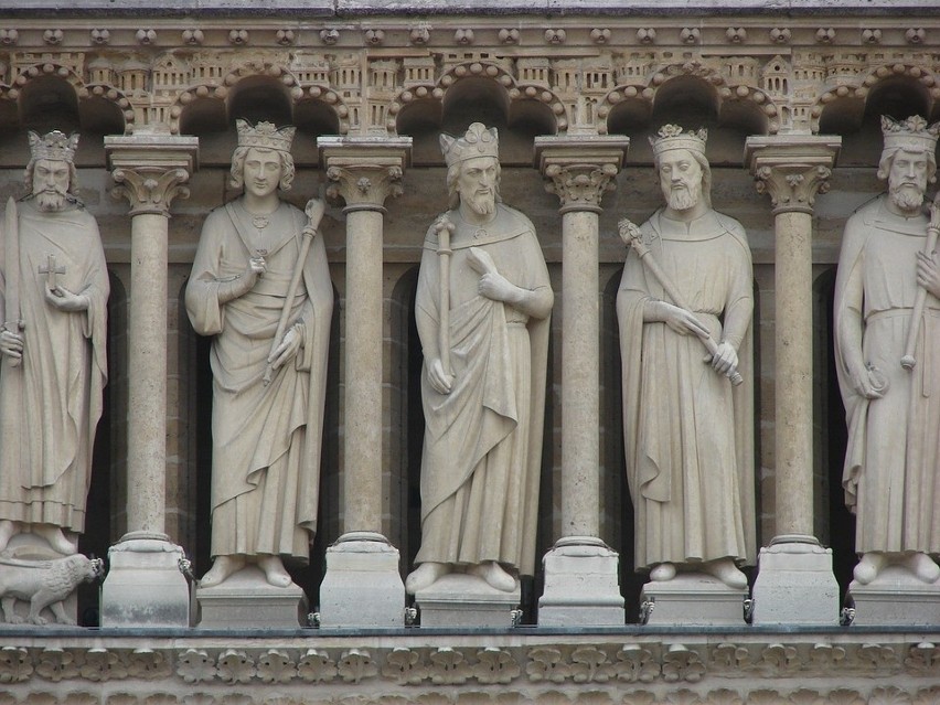 Galeria królów Katedry Notre Dame jest typowym elementem,...