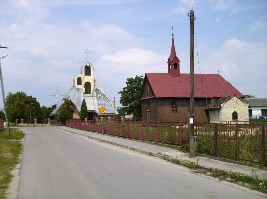 Stary i nowy kościół w Psarach (By Adddik - Praca własna, CC...