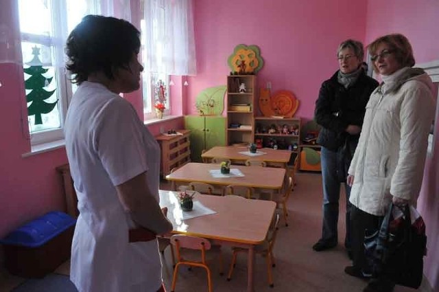 Pielęgniarka Iwona Polewczyk pokazuje gościom Lucynie Dróżdżyńskiej i Alinie Czarnowskiej sale, w których dziś bawić się już będą maluszki