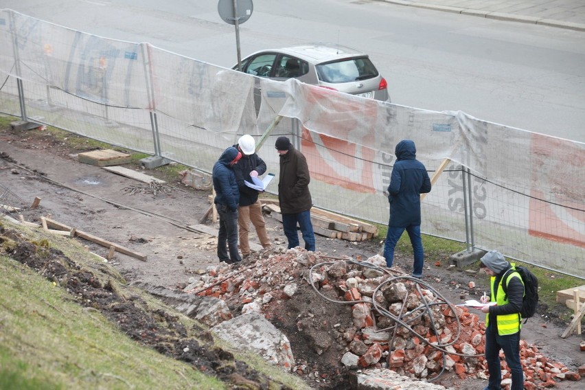 Wypadek w Krakowie. Pod Wawelem runął mur. Nie żyje robotnik [ZDJĘCIA, WIDEO]