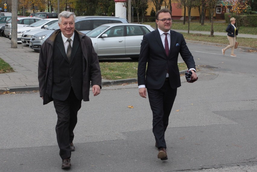 Kazimierz Woźniak (z lewej) poparł przed wyborami...