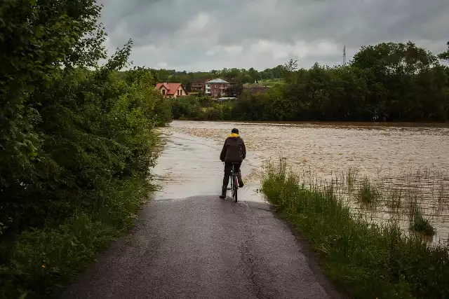 Otrzymaliśmy kolejne zdjęcia z sytuacji powodziowej w województwie podkarpackim. Nasz Internauta wykonał je w Ropczycach i Łączkach Kucharskich.Na Youtubie pojawił się film, na którym widać z góry Łączki Kucharskie: