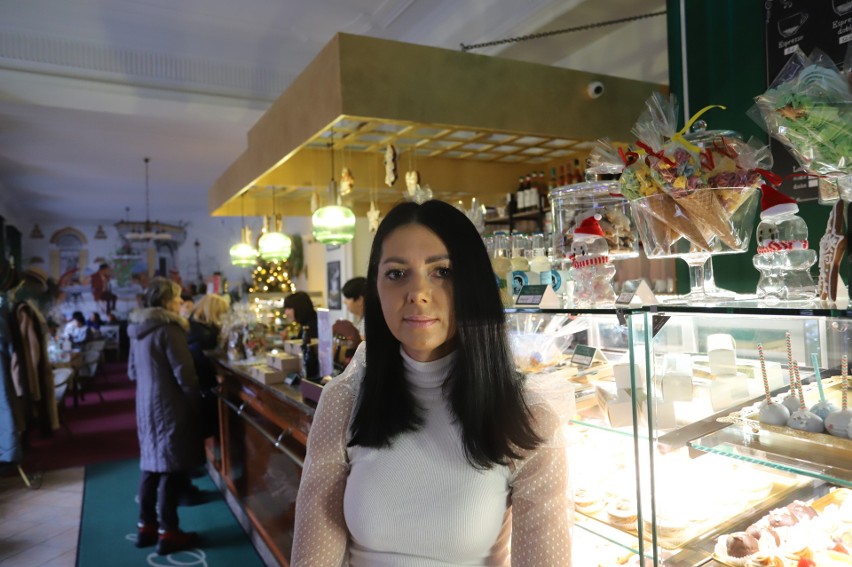 W kawiarni Cztery Pory Roku w Kielcach jest doprawdy piernikowo! Dekoracje świąteczne są w całości wykonane z pysznych ciastek. Zobacz film