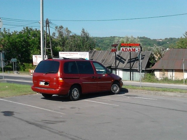 Tyczyn, parking przed sklepem Marmax