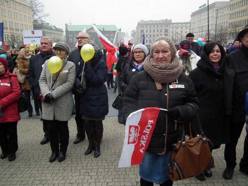 KOD apelował o przytulanie się na placu Wolności