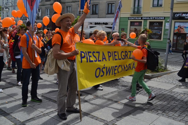 Piesza Pielgrzymka Oświęcimska dotarła na Jasną Górę.XXXII Piesza Pielgrzymka Oświęcimska dotarła na Jasną Górę. Zobaczcie zdjęcia pielgrzymów w III alei Najświętszej Maryi Panny w Częstochowie.