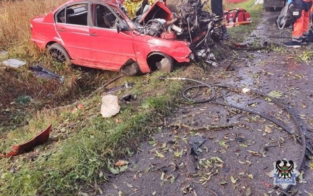 Do tragedii doszło poniedziałek, 13 września rano, na drodze powiatowej nr 3463D pomiędzy Nowymi Bogaczowicami, a Starymi Bogaczowicami (powiat wałbrzyski). Około godziny 7.20, na łuku drogi 22-letni mieszkaniec Strzegomia stracił panowanie nad pojazdem i uderzył w przydrożne drzewo. Niestety młody człowiek poniósł śmierć na miejscu. Młody mieszkaniec powiatu świdnickiego prawo jazdy kat. B miał od ponad 3 lat.