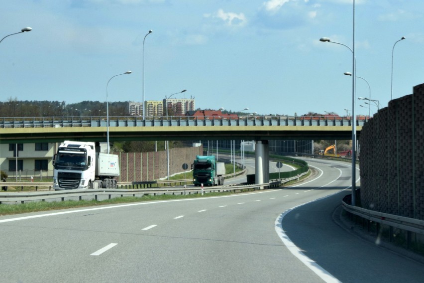 Ostatnie prace na budowie odcinka drogi ekspresowej S7 od Skarżyska-Kamiennej do granicy z województwem mazowieckim (ZDJĘCIA)