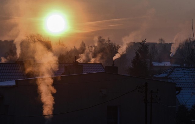 W środę na Śląsku panuje bardzo zła jakość powietrza. Powodem jest smog. Stężenia pyłu zawieszonego PM 2,5 bije kolejne rekordy.Sprawdź wskazania czujników smogu w miastach.Przesuwaj zdjęcia w prawo - naciśnij strzałkę lub przycisk NASTĘPNE