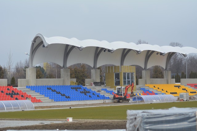 W Dzierżoniowie dobiega końca modernizacja stadionu im. Jerzego Michałowicza przy ul. Wrocławskiej 49. Na trybunach jest już dach, zainstalowano także krzesełka. Oto najnowsze zdjęcia z obiektu w Dzierżoniowie, na którym gra czwartoligowa Lechia.