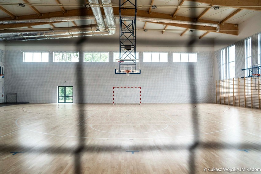 Nowa sala gimnastyczna ma wymiary 40 na 20 metrów. Obiekt ma...
