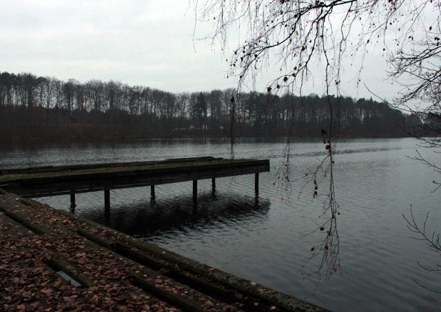 Gdy byłem dzieckiem tata zabierał mnie na pomost, nad największe jezioro jakie wtedy znałem.