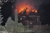 Ogromny pożar kościoła w Ciężkowie. Z ogniem walczyło 19 zastępów [zdjęcia]
