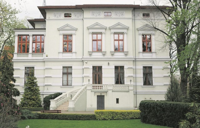 Odnowiona neorenesansowa willa Ryszarda Geyera z końca XIX wieku  przy ul. Czerwonej 3 jest  siedzibą Okręgowej Izby Lekarskiej