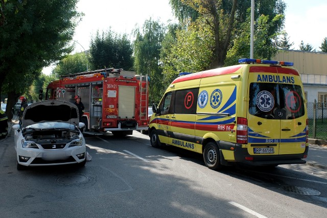 Do zdarzenia doszło w piątek po godz. 9 na ul. Dworskiego w Przemyślu. - Ze wstępnych ustaleń policjantów wynika, że kierująca seatem skręcając w lewo nie ustąpiła pierwszeństwa kierującemu audi, który jechał w kierunku ul. Nestora i doprowadziła do zderzenia się pojazdów - powiedziała podkomisarz Ewelina Wrona z Komendy Wojewódzkiej Policji w Rzeszowie.Karetki pogotowia ratunkowego zabrały do szpitala kobietę z seata oraz pasażera, 9-letniego chłopca. Na miejscu wypadku pracowała policyjna grupa dochodzeniowo-śledcza. Zobacz też: Wypadek ciężarówki z drewnem w Makowej. Do rannego kierowcy wezwano śmigłowiec LPR [ZDJĘCIA]