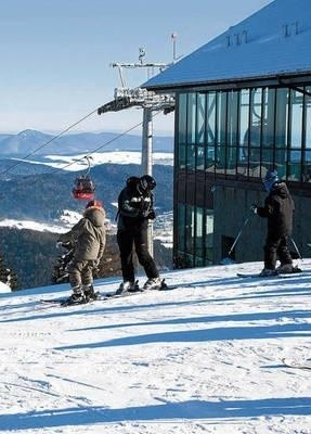 Narciarze na górnym odcinku najdłuższej trasy zjazdowej na Jaworzynie Krynickiej mieli w niedzielę pół metra śniegu FOT. JERZY KOWALSKI