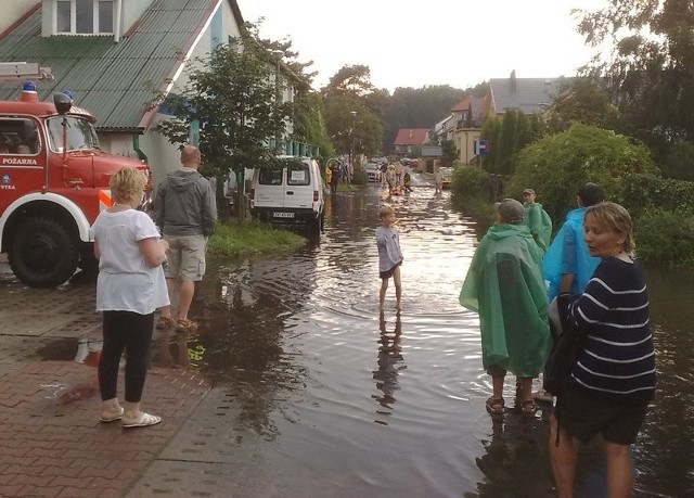 Mieszkańcy ulicy Żeglarzy w Ustce na poważnie przestraszyli się niedzielnej ulewy. Obawiali się, że woda zaleje ich domy.
