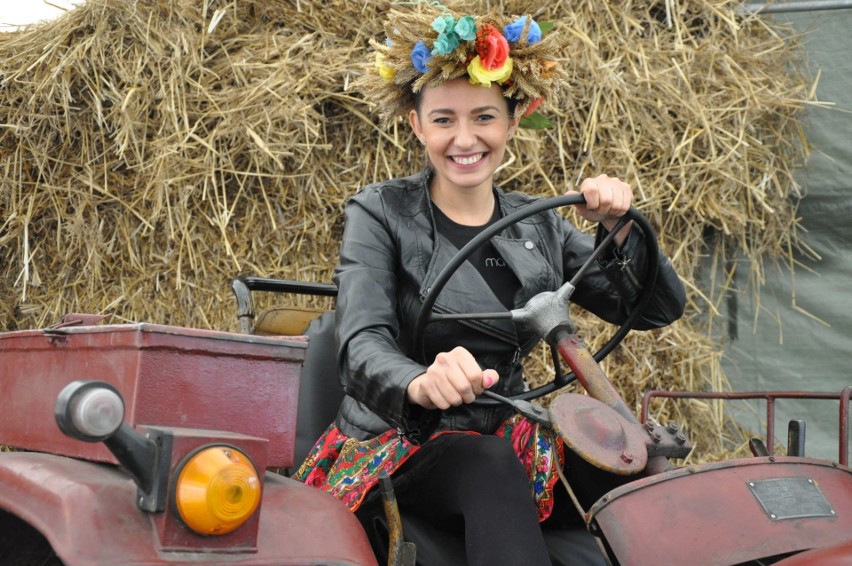 Piękne kobiety na starych traktorach promują Byczynę