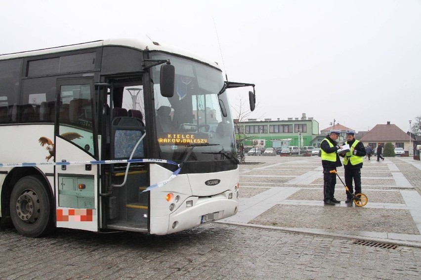 Wypadek na Rynku w Daleszycach. Nie żyje mężczyzna 