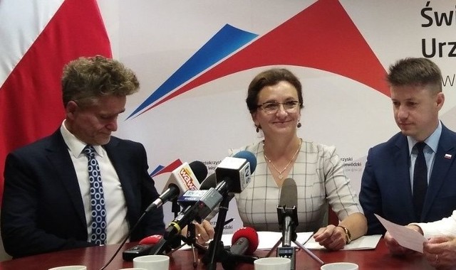 Wojewoda Agata Wojtyszek poinformowała o dużych pieniądzach na drogi w towarzystwie wicewojewody Bartłomieja Dorywalskiego i senatora Krzysztofa Słonia