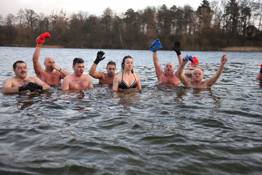 Dla nich nie ma nic zdrowszego od kąpieli w jeziorze zimą -...