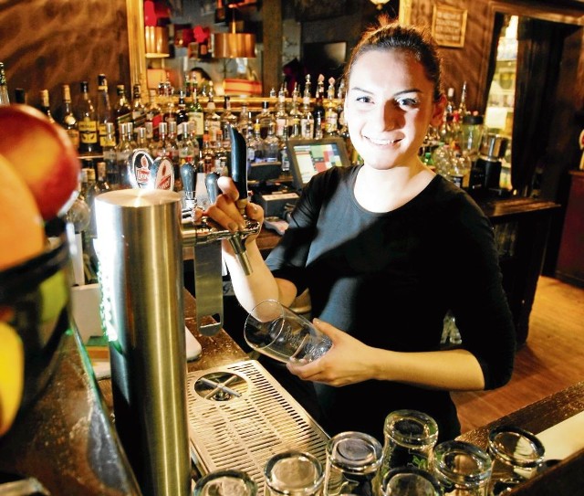 Najwięcej studentów znajduje pracę jako barmani i kelnerzy
