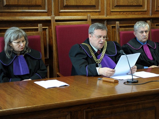 Od lewej: sędzia Jolanta Kobielska, sędzia Marek Zawadzi i sędzia Dariusz Lotycz podczas ogłaszania dzisiejszego wyroku.