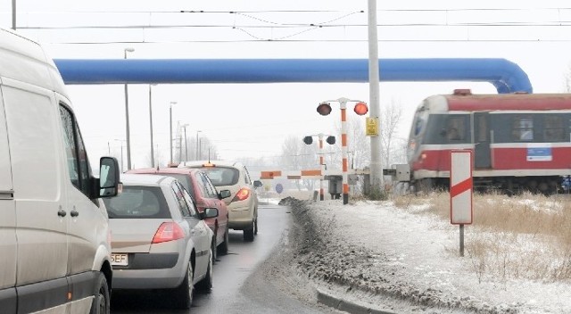 W normalnych warunkach szlaban musi być opuszczony co najmniej dwie minuty przed nadjechaniem pociągu