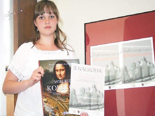 Joanna Cisło z nagrodami - dyplomem i książką