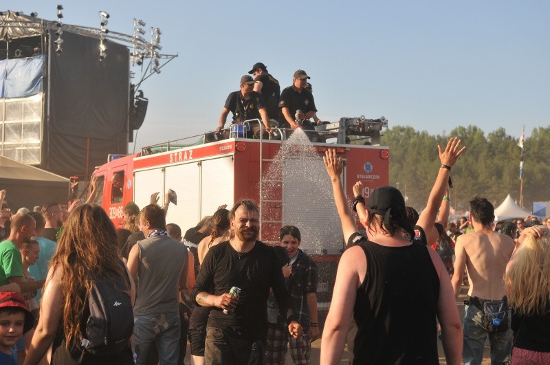 Strażacy z OSP w Witnicy wjechali swoim wozem między tłum na...