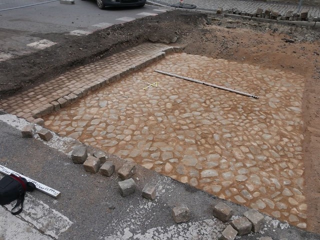 Lwówek Śląski, Plac Wolności, odkryte spod asfaltu nawierzchnie