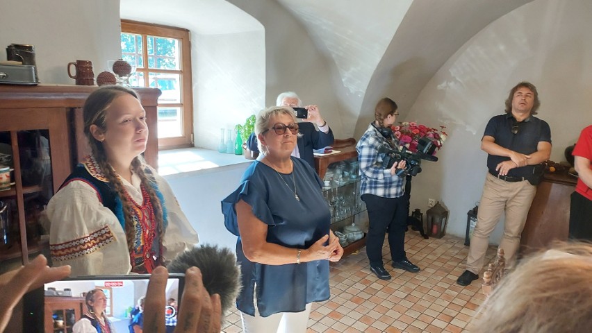 Unitarianie odwiedzili Ublinek. Ciągnie ich tu dziedzictwo Braci Polskich. Międzynarodową grupę w dawnym zborze przyjęto niezwykle