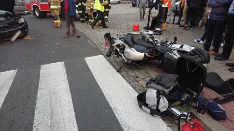 Grybów. Wypadek z udziałem samochodu i motocykla. Mężczyzna został poszkodowany