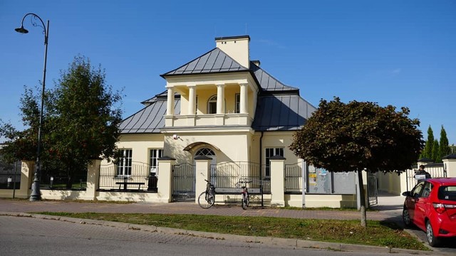 Zabytkowy budynek kozienickiej Biblioteki przechodzi remont, ale działania placówki trwają w całym mieście.