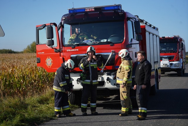 Na miejscu wycieku nadal pracują służby. To strażacy, policja, pracownicy PERN i WIOŚ.