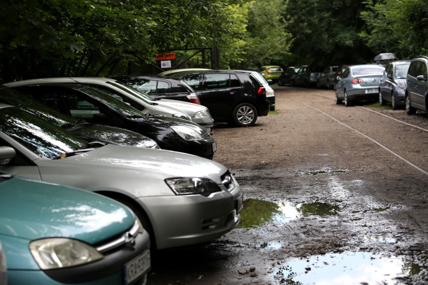 Dziki parking w sąsiedztwie wiaduktu przy ul. Prądnickiej