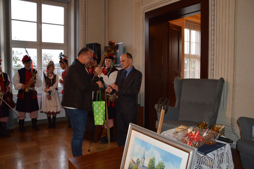 Gratulacje mistrzowi składa burmistrz Norbert Rzepisko