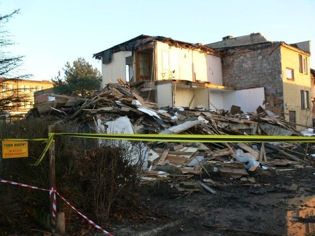 Rozbiórka baraków przy ulicy Świętej Barbary w Tarnobrzegu to samowola budowlana - zdecydował wczoraj Powiatowy Inspektor Nadzoru Budowlanego. Wszelkie prace zostały wstrzymane