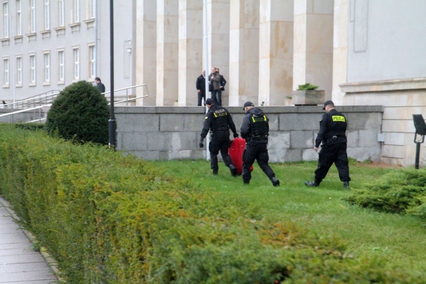 Alarm pod Urzędem Wojewódzkim. Ktoś zostawił czerwoną walizkę [ZDJĘCIA]